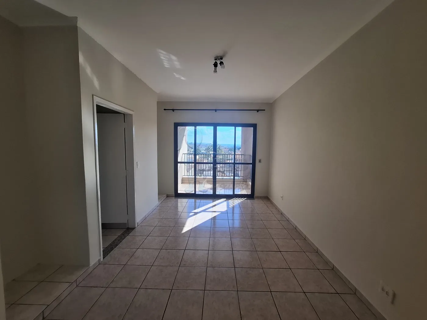 Alugar Apartamento / Padrão em Ribeirão Preto R$ 1.200,00 - Foto 1