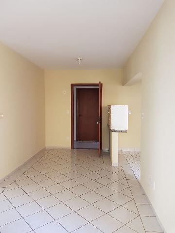 Alugar Apartamento / Padrão em Ribeirão Preto R$ 900,00 - Foto 2