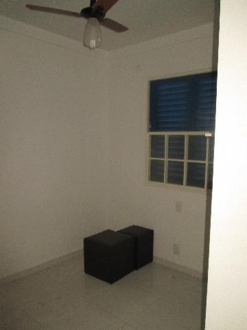 Alugar Apartamentos / Padrão em Ribeirão Preto R$ 750,00 - Foto 3