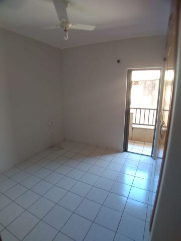 Alugar Apartamento / Padrão em Ribeirão Preto R$ 800,00 - Foto 2