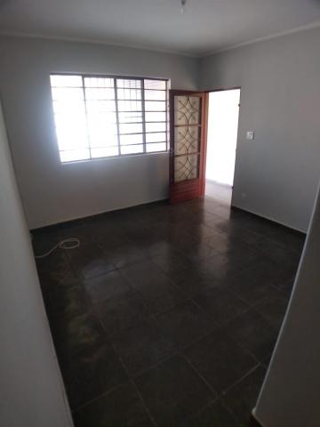 Alugar Casa / Padrão em Ribeirão Preto R$ 1.300,00 - Foto 1