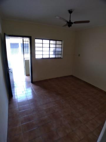 Alugar Casa / Padrão em Ribeirão Preto R$ 850,00 - Foto 1