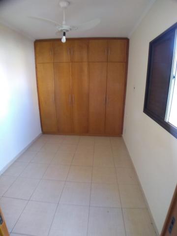 Alugar Apartamento / Padrão em Ribeirão Preto R$ 600,00 - Foto 2