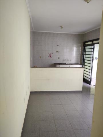 Alugar Casa / Padrão em Ribeirão Preto R$ 700,00 - Foto 2