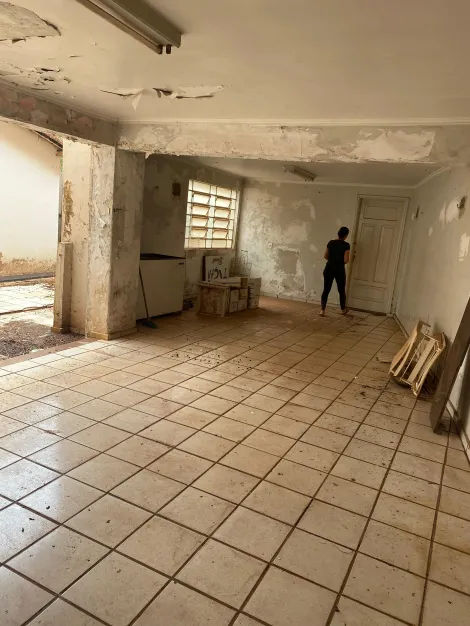 Casa / Padrão em Ribeirão Preto Alugar por R$2.500,00