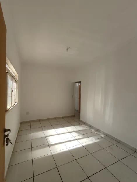 Alugar Casas / Padrão em Ribeirão Preto R$ 1.100,00 - Foto 3