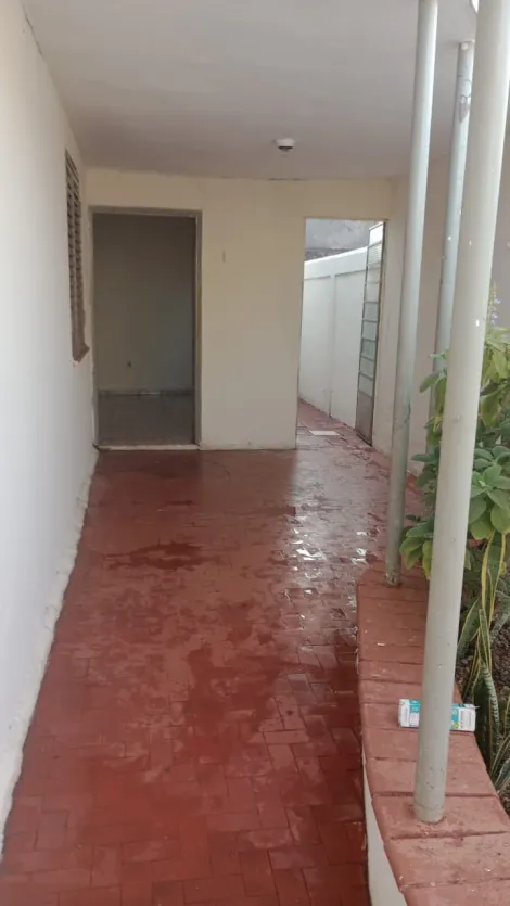 Casa / Padrão em Ribeirão Preto Alugar por R$841,14