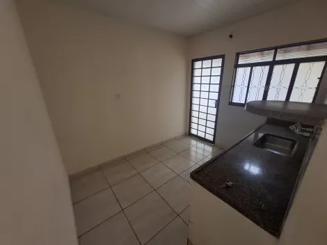 Alugar Casa / Padrão em Ribeirão Preto R$ 1.100,00 - Foto 3