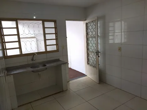 Alugar Casa / Padrão em Ribeirão Preto R$ 1.045,00 - Foto 4